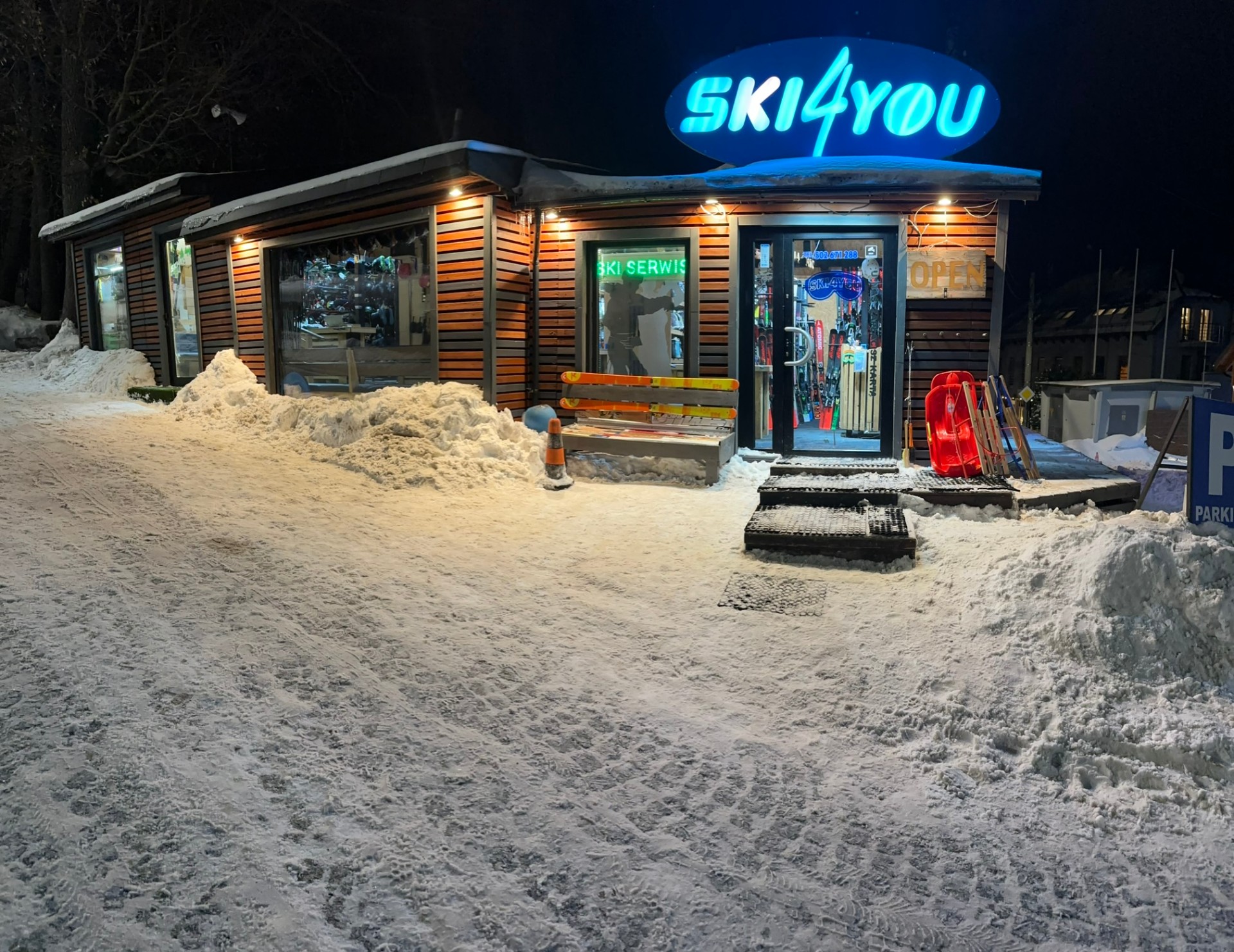 Wypożyczalnia Ski4you — wejście od strony Turystycznej